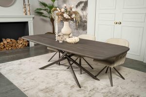 De Deens ovale slanke eettafel Bordeaux met metalen mikado poot van Room108.