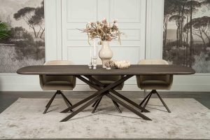 De Deens ovale slanke eettafel Bordeaux met metalen mikado poot van Room108.