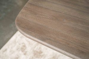 De Deens ovale slanke eettafel Bordeaux met metalen mikado poot van Room108.