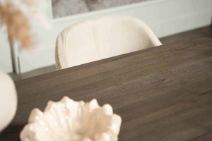 De Deens ovale slanke eettafel Bordeaux met metalen mikado poot van Room108.
