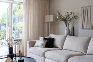 Wil je wonen in de stijl van @bij_spiertjes_thuis? Kies dan voor de bank zoals die bij Monique thuis staat. Hoekbank Elena zal dan ook zeker dé eye-catcher van jouw woonkamer gaan worden!