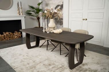 De Deens ovale slanke eettafel Bordeaux met een O-poot van Room108