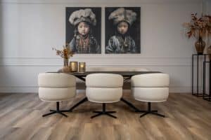 Beige eetkamerstoelen Daley 2 aan zwarte eettafel