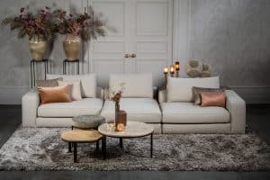 De elementenbank Eva met zachte kussens in een licht beige stof van Room108