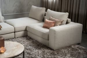 De elementenbank Eva met zachte kussens in een licht beige stof van Room108