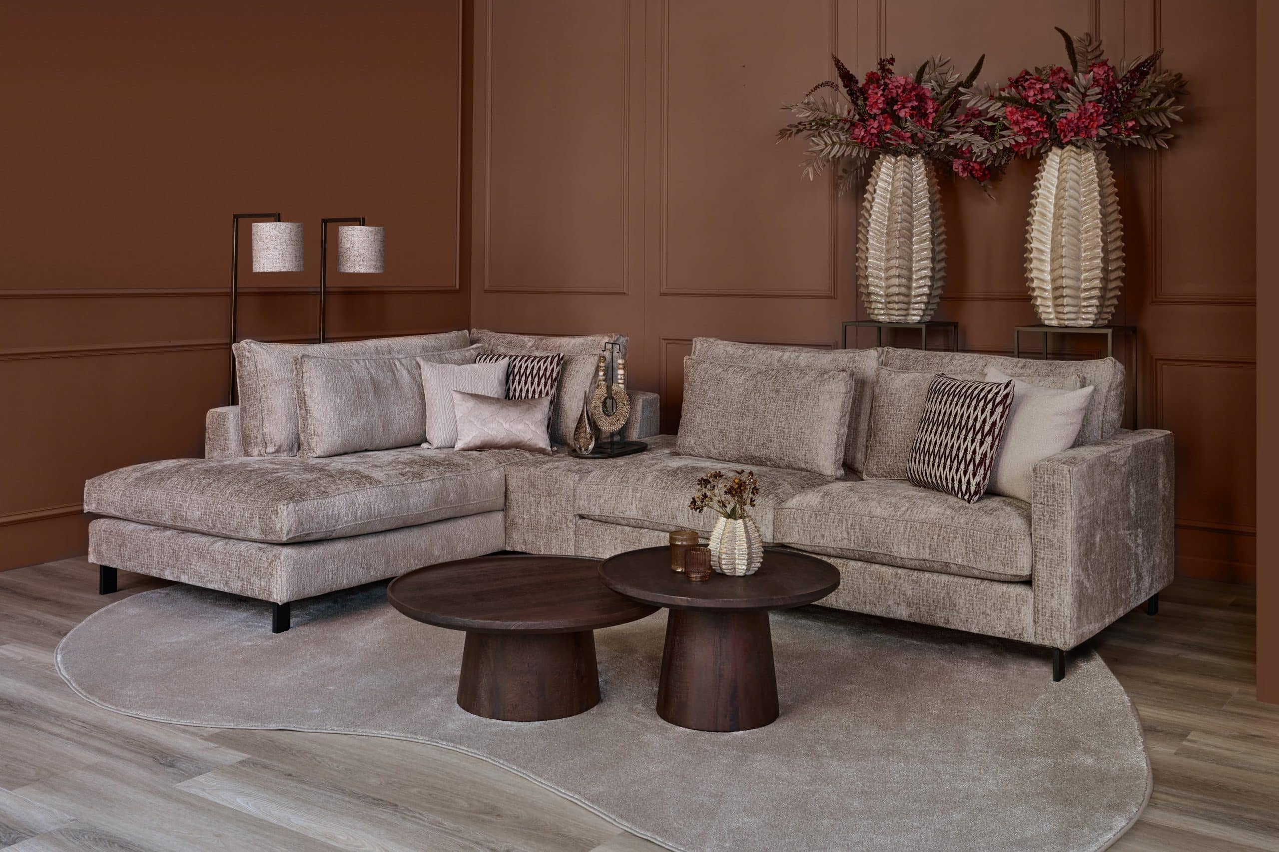 Hoekbank in een taupe kleur met bordeauxrode tinten