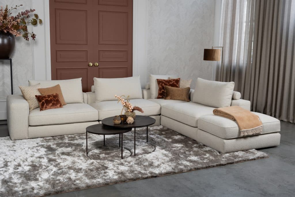 Beige hoekbank in een luxe interieur