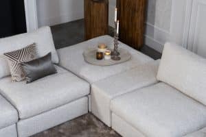 Hoekbank Victoria van Room108 is hier uitgevoerd met een open hoek! Uitgevoerd in een licht beige/ grijze stof. Verkrijgbaar in meer dan 700 stoffen en kleuren.