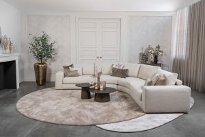 Beige hoekbank met ronde elementen. Een elementenbank die veelzijdig en comfortabel is. Afgestyled met natuurlijk en bruine woonaccessoires.