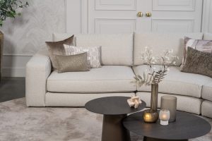 Beige hoekbank met ronde elementen. Een elementenbank die veelzijdig en comfortabel is. Afgestyled met natuurlijk en bruine woonaccessoires.