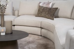 Beige hoekbank met ronde elementen. Een elementenbank die veelzijdig en comfortabel is. Afgestyled met natuurlijk en bruine woonaccessoires.