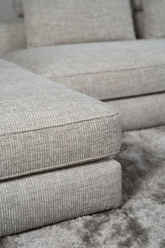 Lichte elementenbank Eva in zachte stof met natural en groene woonaccessoires